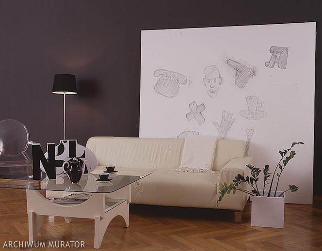 Biała sofa w salonie