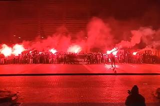 Kibice Motoru wyszli przed stadion, odpalili race i zaczęli skandować! Wszystko przez bójkę prezesa z trenerem, opowiedzieli się po jednej ze stron