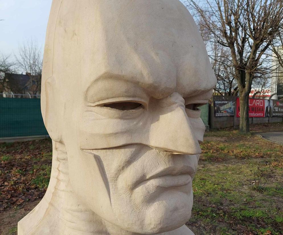 Popiersie BATMANA przed budynkiem urzędu w Suchedniowie