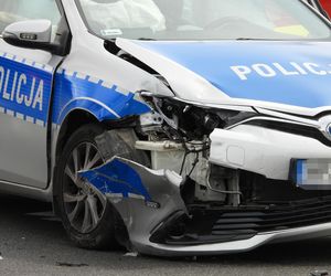   Zderzenie radiowozu z autem na Białołęce. Jeden policjant do szpitala