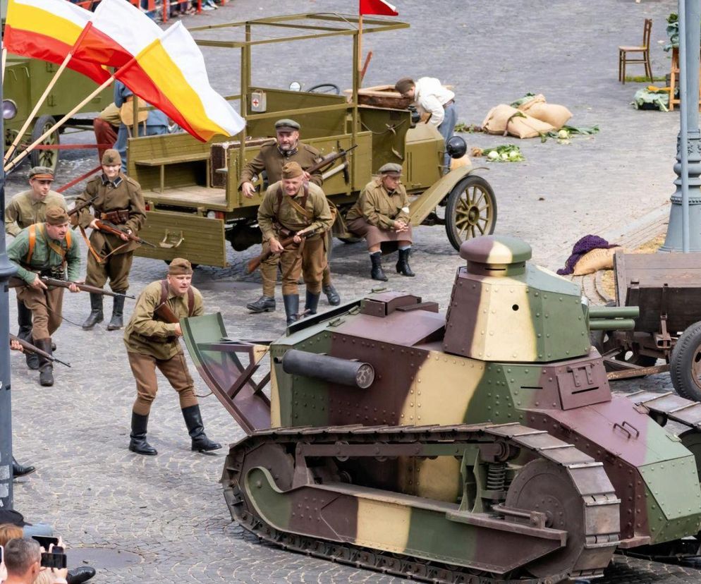 Tłumy na rekonstrukcji historycznej Bitwy Białostockiej. Zobacz, jak uczczono zwycięstwo z 1920 roku [ZDJĘCIA]