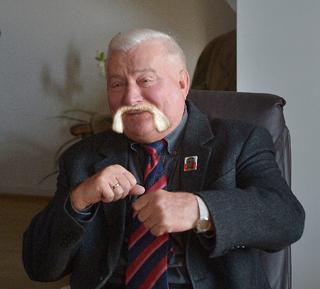 Wałęsa: wąsy na Hogana