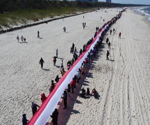 Najdłuższa flaga narodowa w Polsce mierzy ponad 2 km 700 metrów. To nowy rekord Polski!