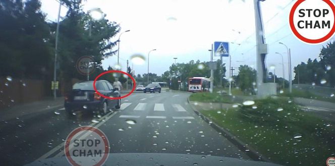 Kierujący oplem potrącił mężczyznę