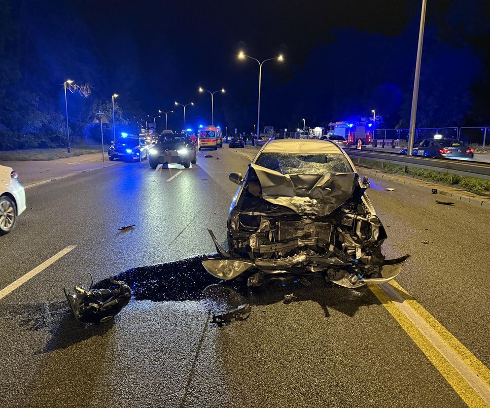 Makabra na Wisłostradzie. Roztrzaskane auta i motocykle. Dwie osoby reanimowane w tym dziecko 