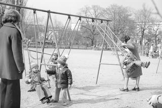 Dzieci na huśtawkach (1977 r.)