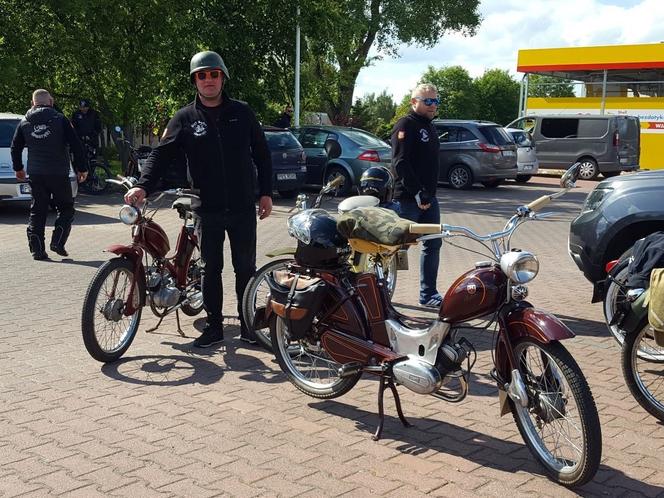 Fani starych polskich motorowerów z Bzyk Raider ze Swarzędza zrobili sobie postój w Lesznie