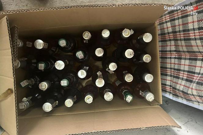 Senior pędził bimber w centrum miasta. W mieszkaniu miał prawie 100 litrów samogonu!