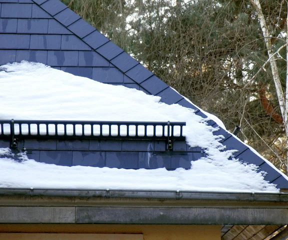Jak zatrzymać śnieg zsuwający się z dachu? Są na to sposoby