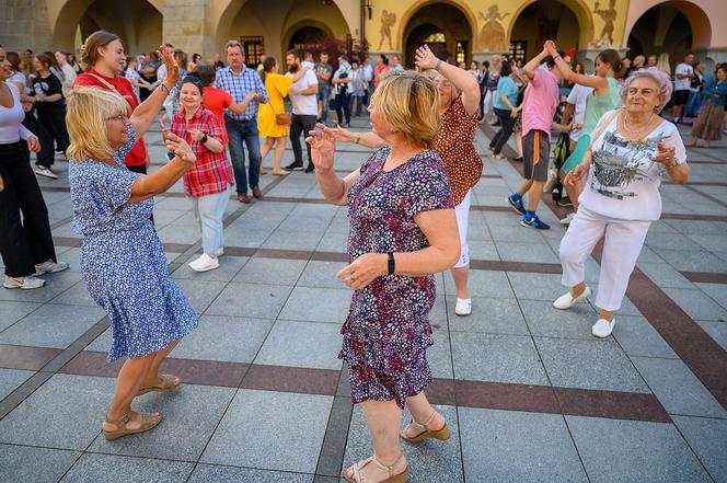 Tarnowski rynek zamieni się w wielki parkiet. Wracają letnie potańcówki