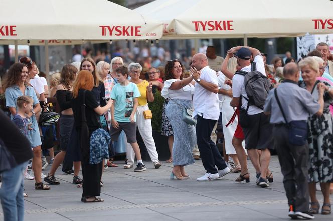 Potańcówki przed Teatrem Śląskim w Katowicach. "Roztańczony Wyspiański" porwał tłumy