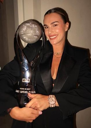 Aryna Sabalenka z pucharem