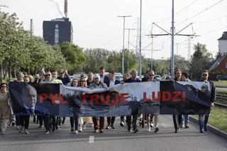 Czarny protest w Nowym Porcie.  Niech rząd się obudzi, pył truje ludzi”