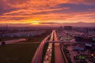 Ognisty zachód słońca nad Krakowem. Niesamowite widoki z drona!