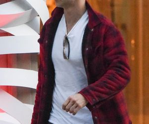 Maciej Zakościelny głaszcze kołdrę po rozwodzie