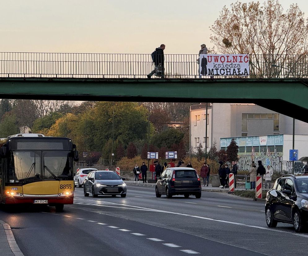 Zagadkowe banery w Warszawie. Uwolnić księdza Michała. O co chodzi?