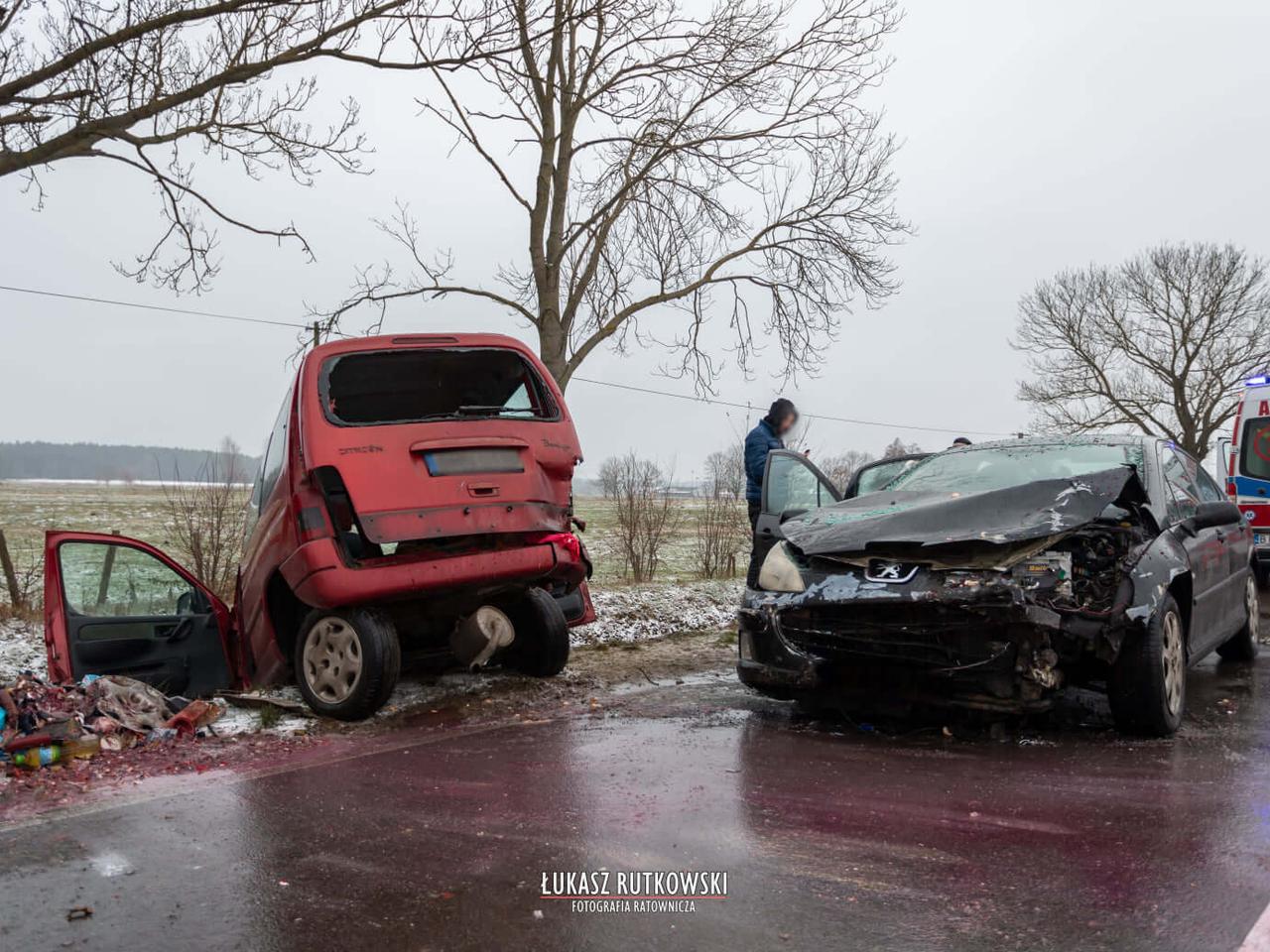 Knyszyn. Zderzenie citroena z peugeotem. Ranne trzy osoby [ZDJĘCIA]