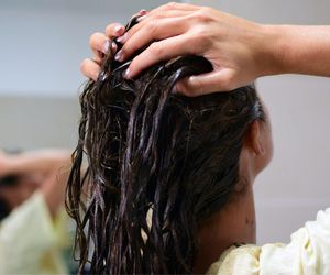 Domowa maska na wypadające i łamliwe włosy. Wydasz tylko 1 zł, a efekt zachwyci