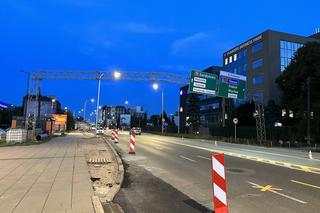 Totalna demolka na drodze. Koparka zerwała bramownicę, pękła rura z gazem