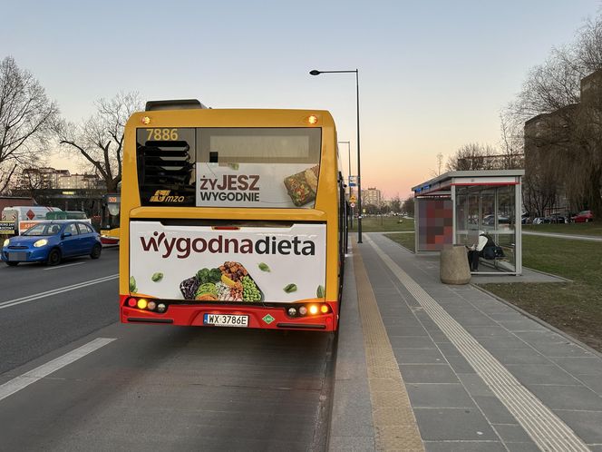 Tragiczne potrącenie w Warszawie. 16-latka została wciągnięta pod autobus. Wstrząsające szczegóły 