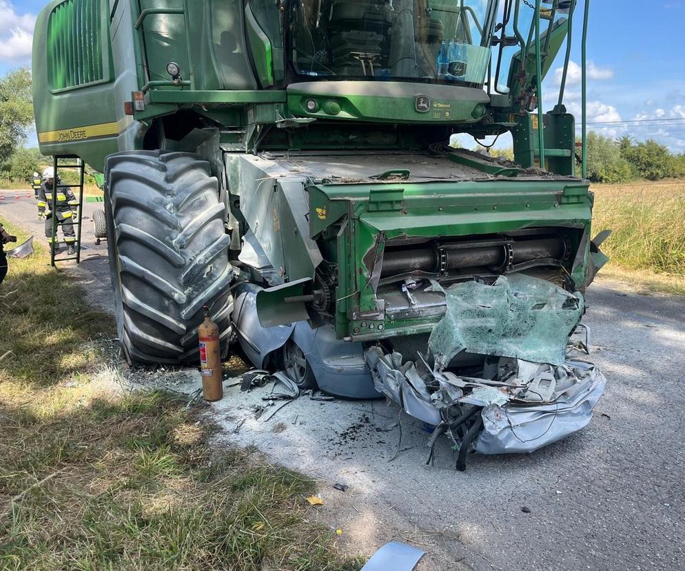 Auto wbiło się w kombaj