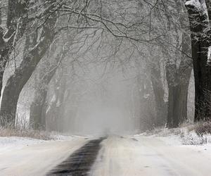 Zalegający śnieg na drogach