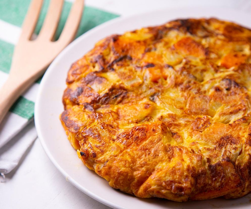 Pyszna, serowa i niezwykle prosta. Frittata z batatami to pomysł na lunch idealny