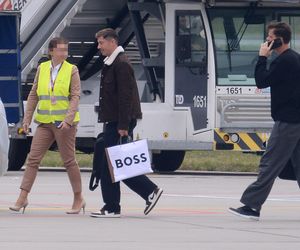 Robert Lewandowski ze szpanerką siatą wysiadł z samolotu
