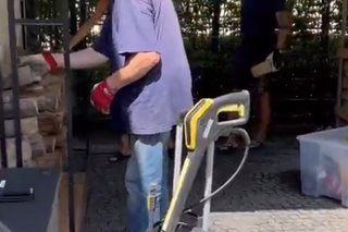 Małgorzata Rozenek-Majdan przenosi drewno i sprząta