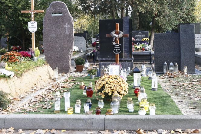 Tak wyglądają groby Zapasiewicza, Tyma, Kołaczkowskiej, Stoparczyk