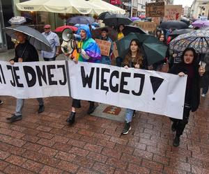 Tłum zwolenników aborcji protestował w centrum miasta. Manifestacja ruszyła pod kurię biskupią i siedzibę PiS