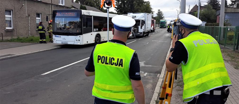 Wypadek w Wieszowej. Sześć osób rannych w zderzeniu ciężarówki z autobusem [ZDJĘCIA]