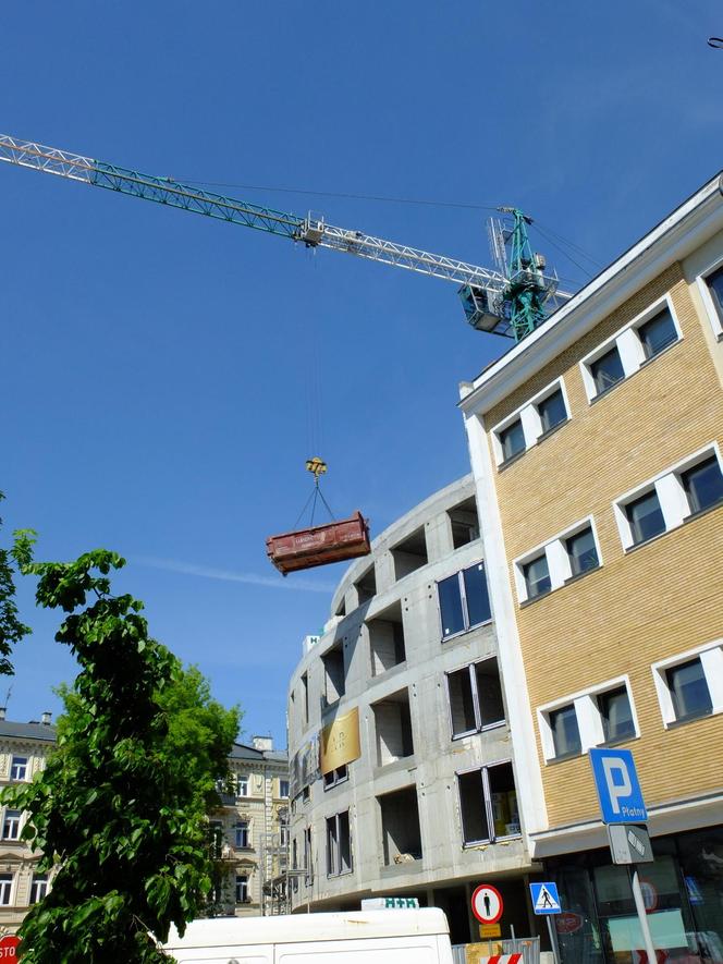 Spider-Man wspiął się na dźwig budowlany. Szokujące sceny w centrum miasta