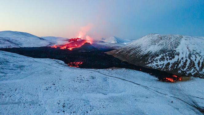 Te zdjęcia z erupcji wulkanu na Islandii robią wrażenie! Ludzie stoją koło lawy [ZDJĘCIA]