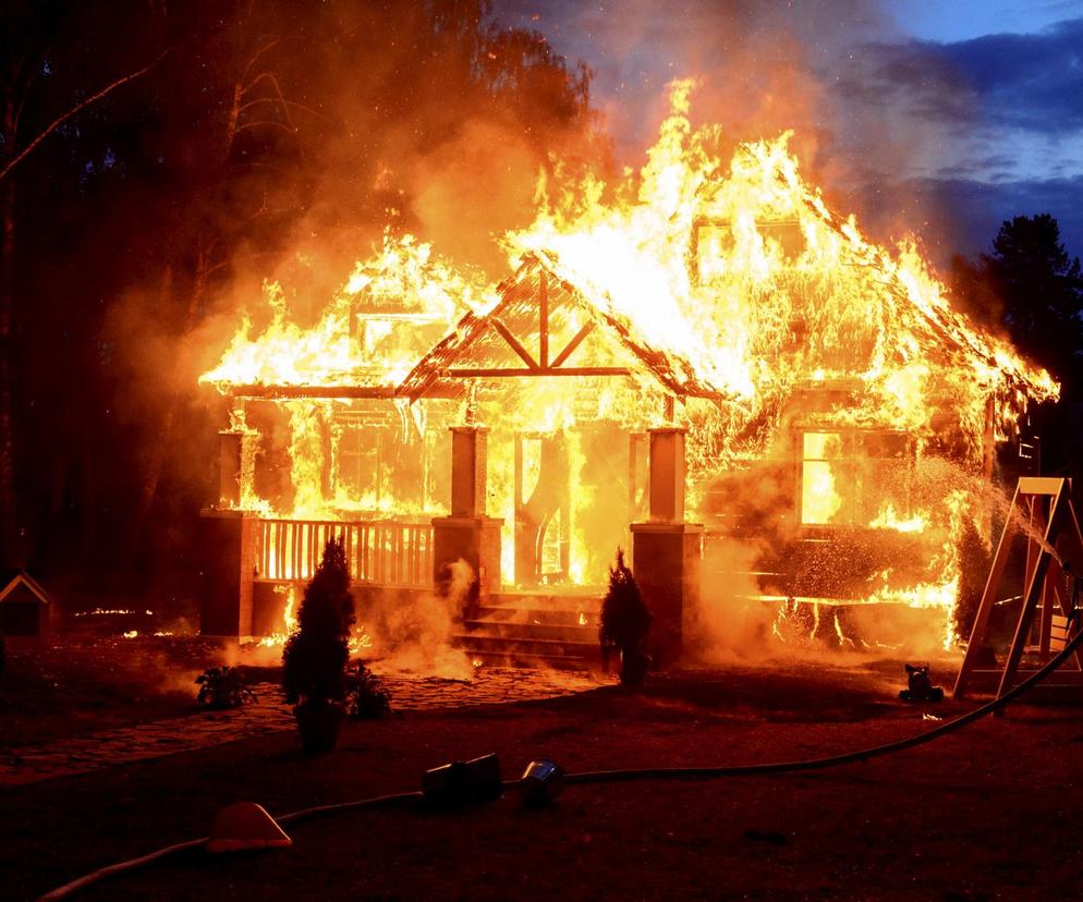 Jęzory ognia strawiły drewniany domek. W pogorzelisku znaleziono zwłoki mężczyzny