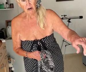 Ma 92 lata i chętnie pokazuje ciało.Joan Woodhouse uwielbia nosić bikini i krótkie sukienki