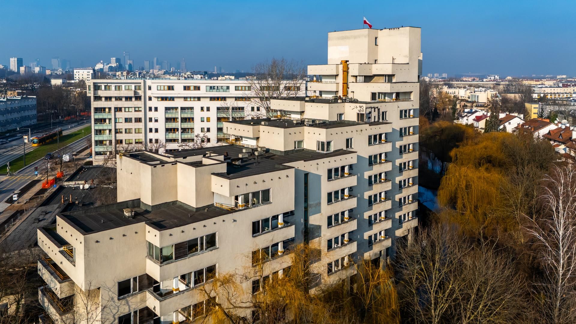 Szpiegowo z lotu ptaka. Blok na Sobieskiego 100 w Warszawie