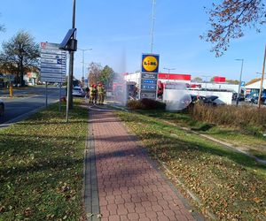 Samochód wjechał w paczkomat, uszkadzając zawór gazu