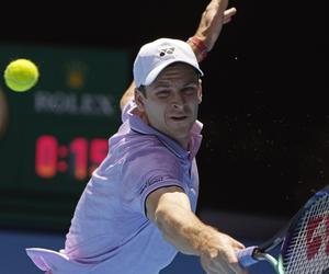 Hubert Hurkacz nie zawiódł! Polak pokonał Szwajcara i jest w ćwierćfinale w Marsylii Hurkacz - Riedi RELACJA NA ŻYWO WYNIK