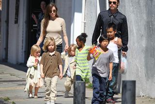 Brad Pitt i Angelina Jolie na spacerze z dziećmi ZDJĘCIA