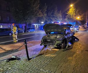 Groźne zdarzenie w Piekarach Śląskich. Rozpędzony samochód wjechał w budynek mieszkalny