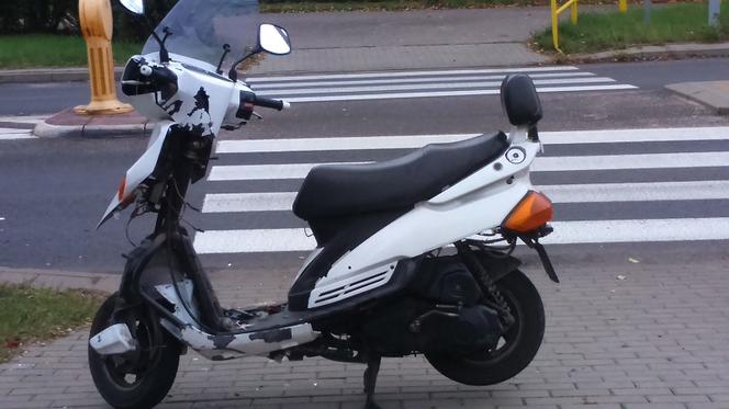 Toruń: Kierowca skutera spowodował KOLIZJĘ. Trafił do szpitala i zarobił mandat