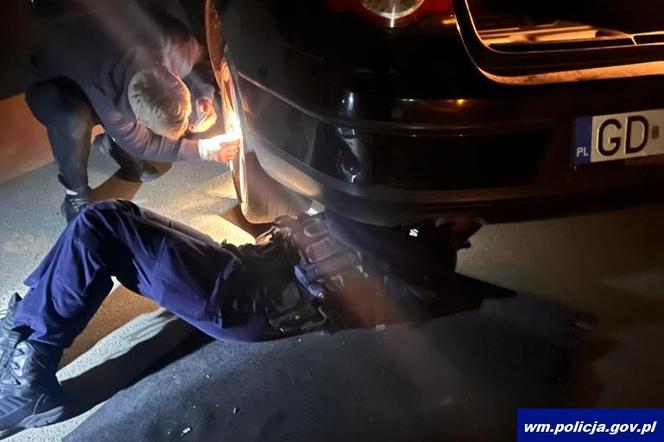 Policjant pomógł 26-latkowi naprawić samochód.
