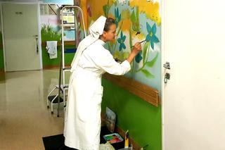 Niesamowity gest! Siostra zakonna pomalowała oddział dziecięcy