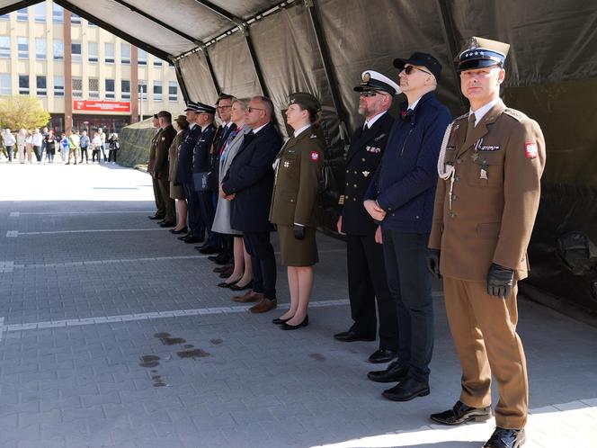 Ponad stu żołnierzy na Placu Solidarności w Olsztynie. Złożyli uroczystą przysięgę [ZDJĘCIA]