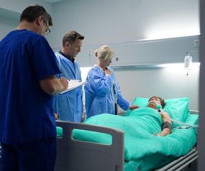 Pierwsza miłość. Krystian (Patryk Pniewski), Ewa (Ewa Gawryluk), Michał (Wojciech Błach)