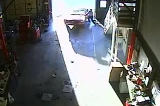 Ford Mustang ucieka z garażu: heroiczny ratunek mechanika - WIDEO