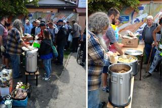 Niedaleko schroniska dla bezdomnych ustawia się kolejka głodnych. Karmi ich Fundacja Chlebek, twarożek i kiełbasa