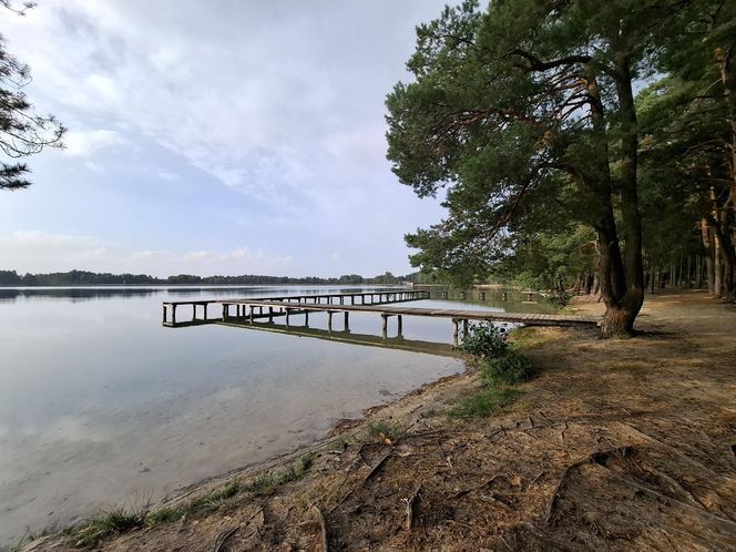 Spokojne wrześniowe popołudnie nad Jeziorem Bialskim w Białce