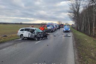 Jechał prawidłowo, zginął po zderzeniu z BMW. Widok rozbitych pojazdów przeraża